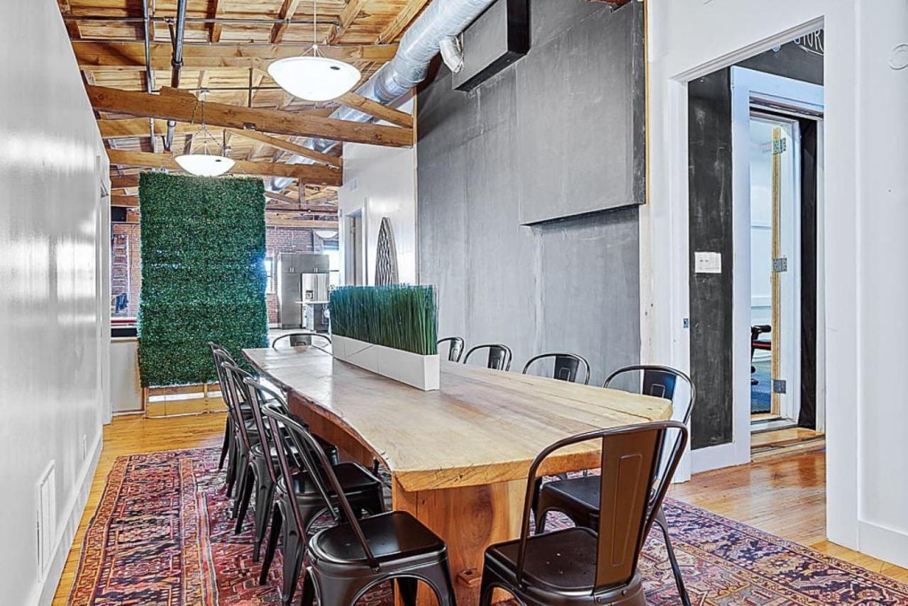 Holiday home 4k Sqft Loft Gym, Tv Wall, Pool, Table Ping Pong